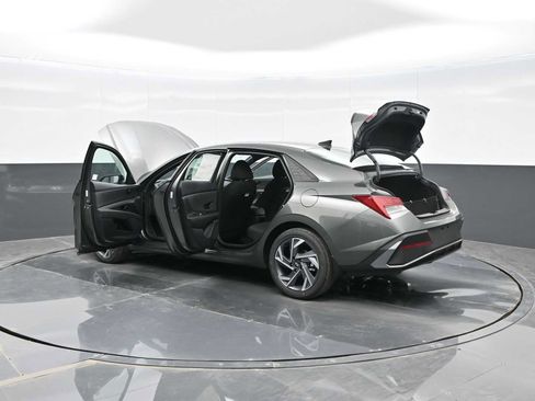 New 2025 Hyundai Elantra SEL image 42