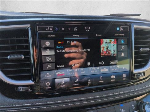 Used 2024 Chrysler Pacifica Limited image 13