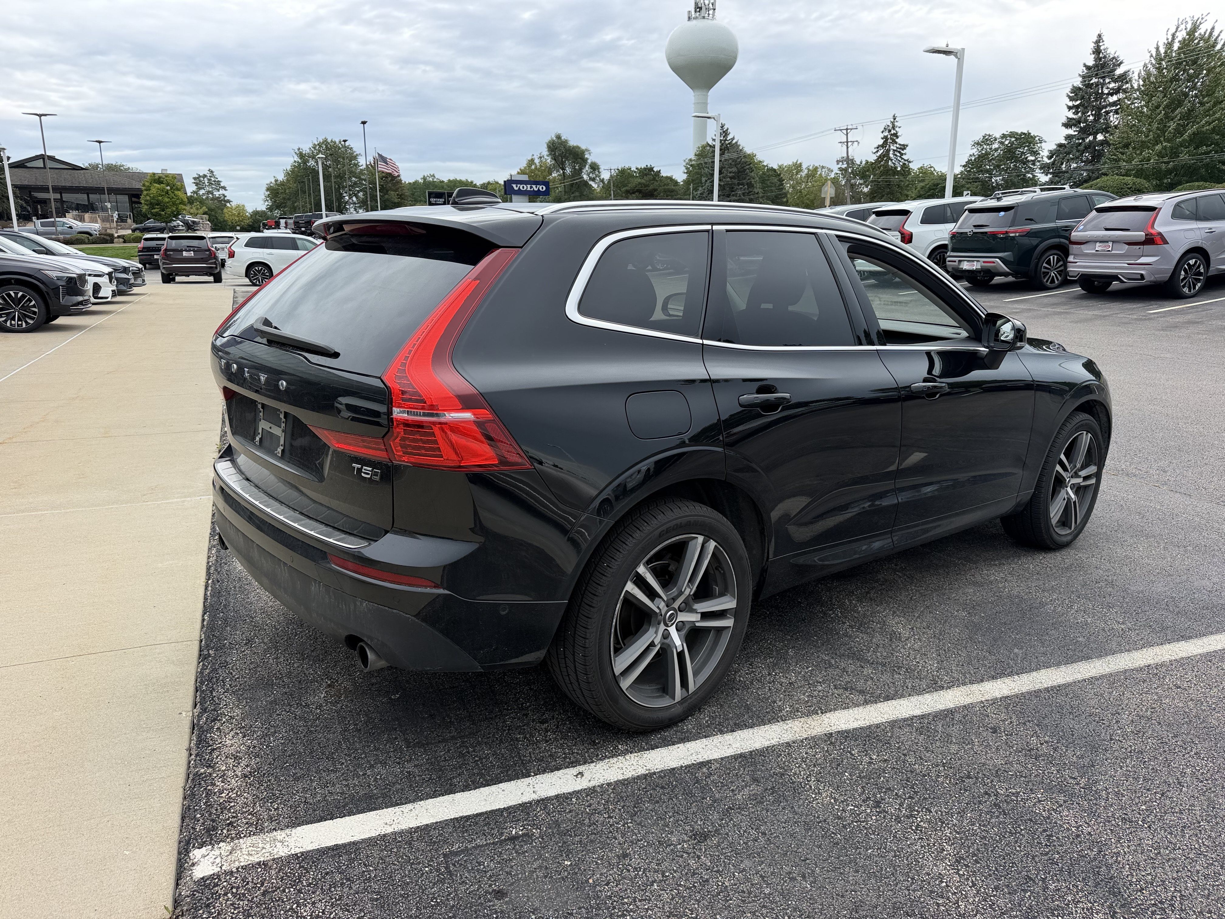 Used 2018 Volvo XC60 T5 Momentum w/ Convenience Package AWD/4WD image 4