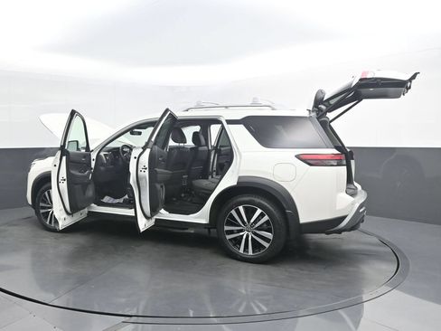 Used 2023 Nissan Pathfinder Platinum w/ Black Appearance Package AWD/4WD image 43