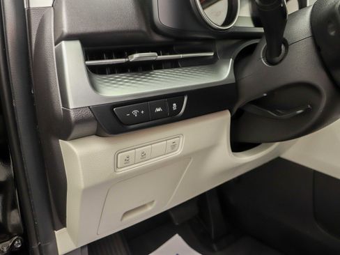 Used 2022 Kia Carnival LX image 25