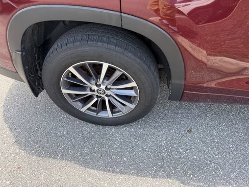 Used 2018 Toyota Highlander XLE AWD/4WD image 5