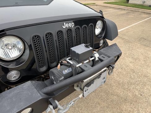 Used 2017 Jeep Wrangler Sport w/ Connectivity Group AWD/4WD image 10