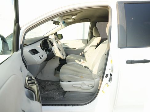 Used 2011 Toyota Sienna image 17