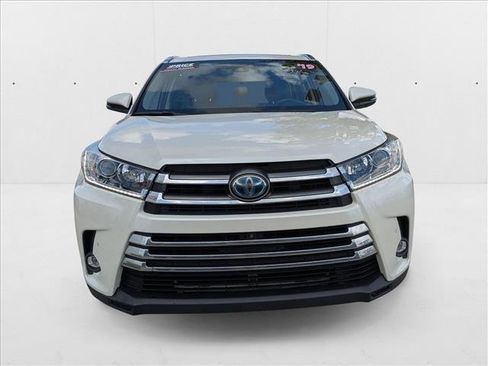 Used 2019 Toyota Highlander Limited Platinum image 2