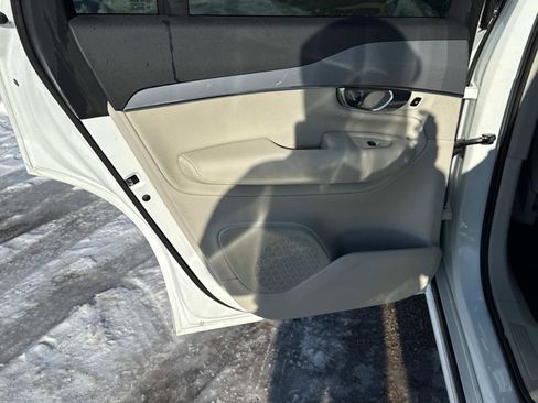 Used 2017 Volvo XC90 T6 Momentum w/ Vision Package image 9