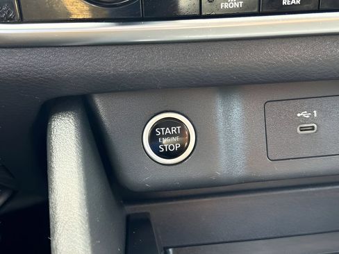 Used 2021 Nissan Rogue SV FWD image 12