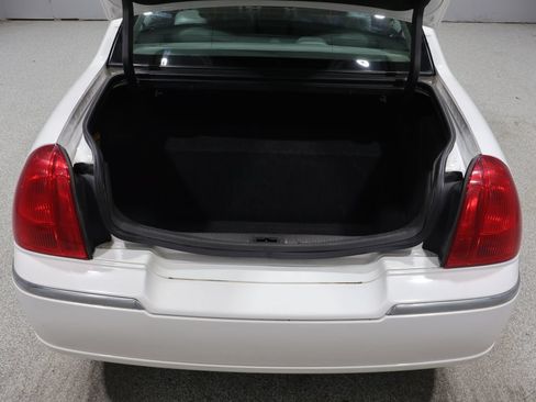 Used 2006 Lincoln Town Car Signature RWD image 18