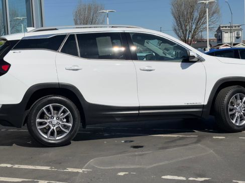 Used 2024 GMC Terrain SLT image 4