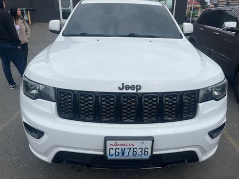 Used 2021 Jeep Grand Cherokee Laredo X AWD/4WD image 3