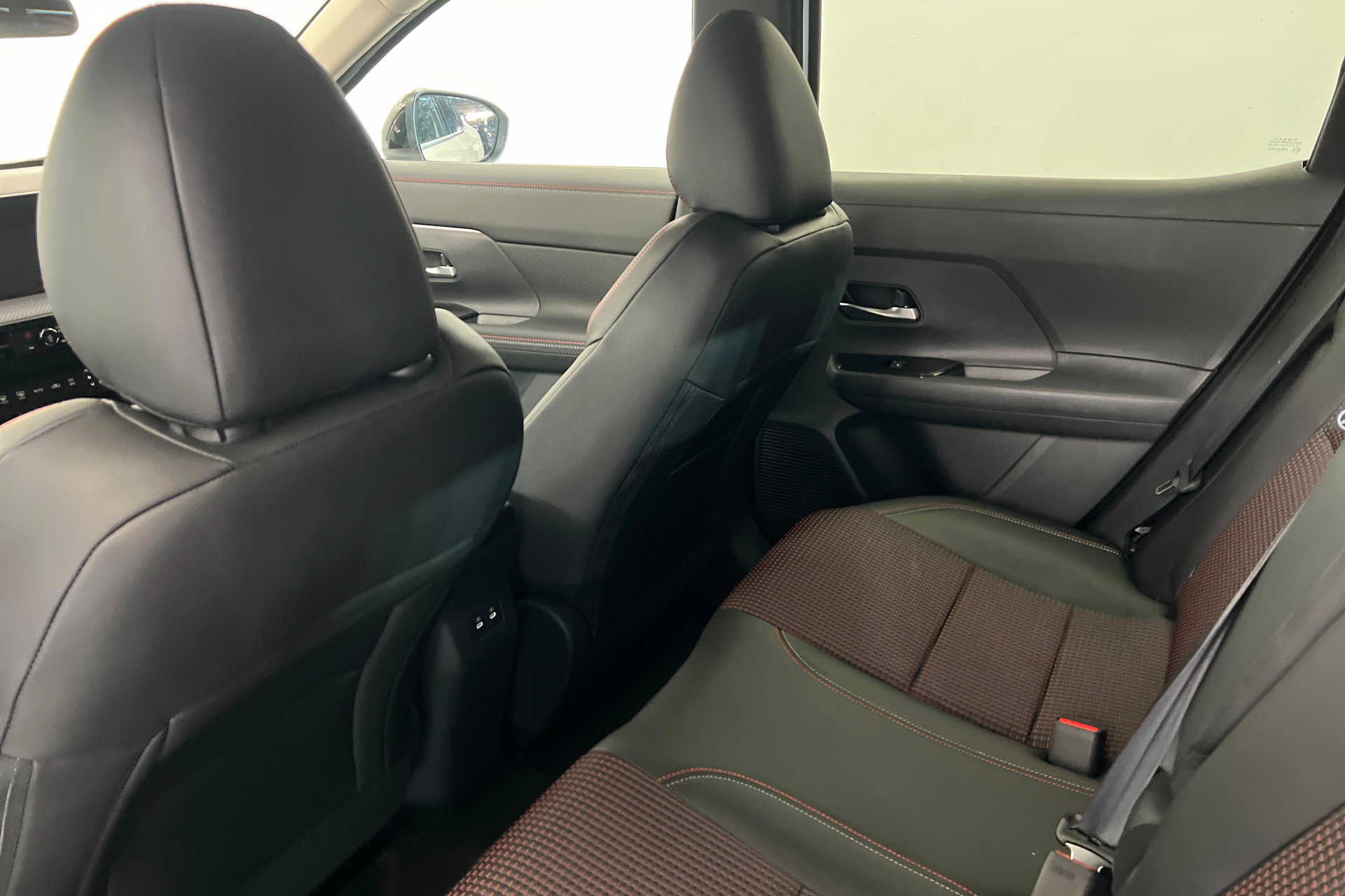 New 2026 Nissan Kicks SR w/ Cold Weather Package FWD image 19