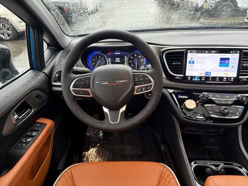 New 2026 Chrysler Pacifica Pinnacle image 18