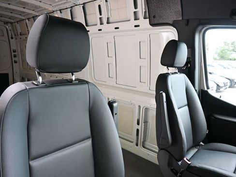 Used 2025 Mercedes-Benz Sprinter 2500 image 19