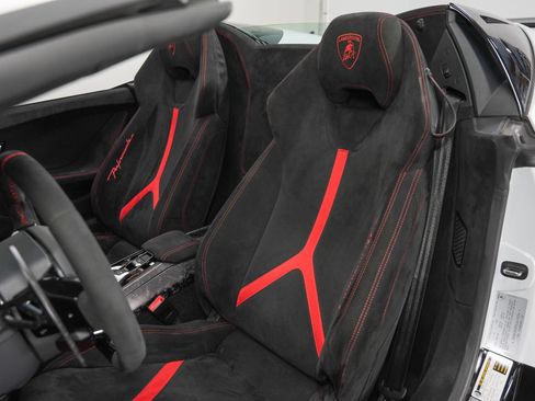 Used 2018 Lamborghini Huracan Performante AWD/4WD image 35