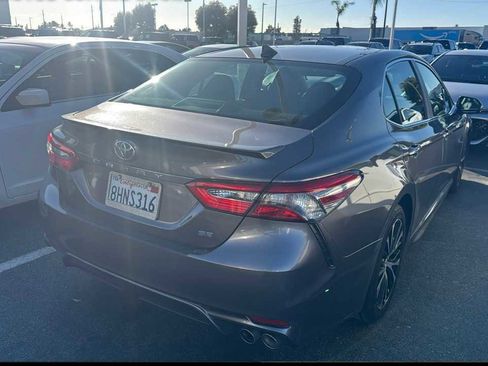 Used 2019 Toyota Camry SE image 2