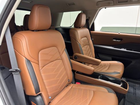 Used 2025 Nissan Pathfinder Platinum FWD image 39