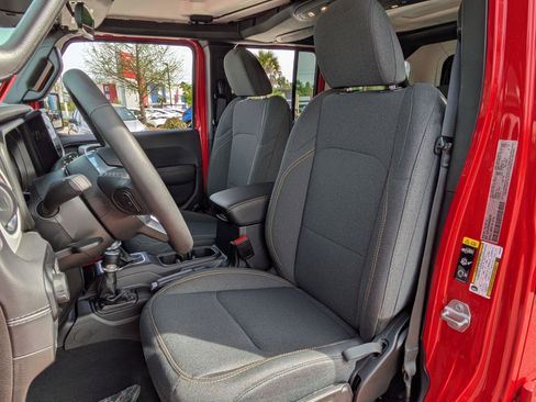 Used 2025 Jeep Wrangler Sahara AWD/4WD image 14