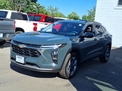 Used 2026 Chevrolet Trax LT FWD image 3