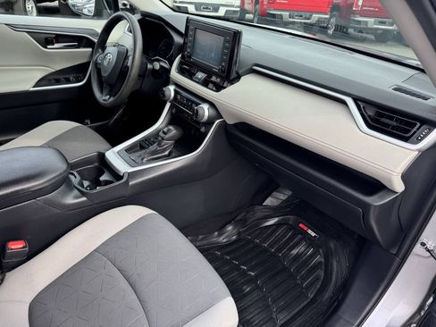 Used 2020 Toyota RAV4 XLE FWD image 6