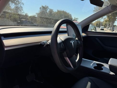 Used 2022 Tesla Model Y Long Range image 16