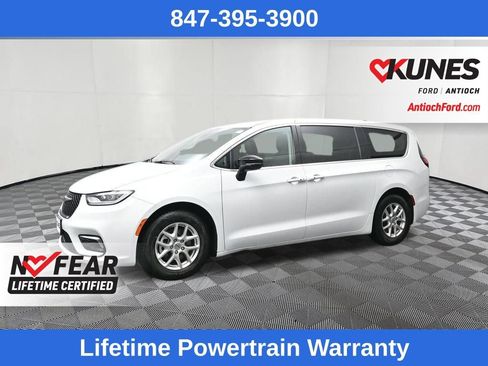 Used 2024 Chrysler Pacifica Touring-L FWD image 5