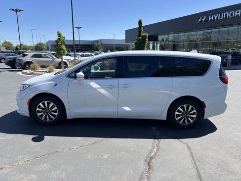 Used 2022 Chrysler Pacifica Touring-L FWD image 12