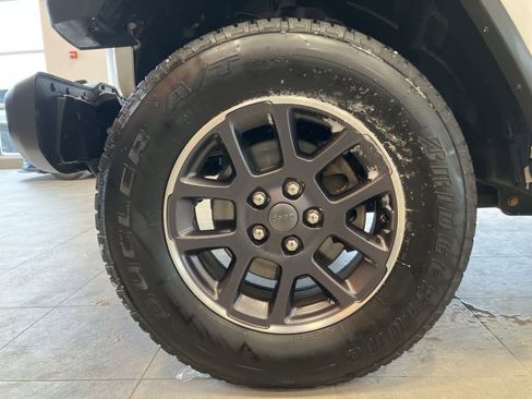 Used 2018 Jeep Wrangler Unlimited Sahara w/ Uconnect 4C Nav & Sound Group image 9