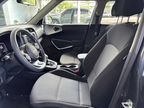 Used 2025 Kia Soul LX w/ LX Technology Package FWD image 25