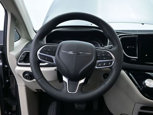Used 2023 Chrysler Pacifica Touring-L FWD image 26