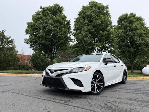 Used 2018 Toyota Camry SE FWD image 1