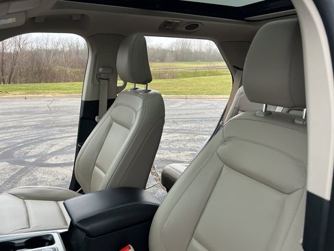 Used 2023 Ford Explorer XLT w/ Equipment Group 202A image 17