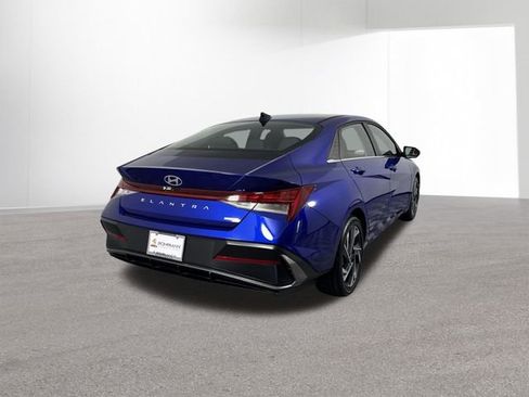 Used 2025 Hyundai Elantra Limited FWD image 3