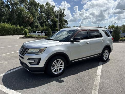 Used 2017 Ford Explorer XLT w/ Equipment Group 202A FWD image 7