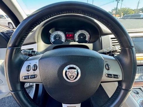 Used 2010 Jaguar XF Luxury image 13