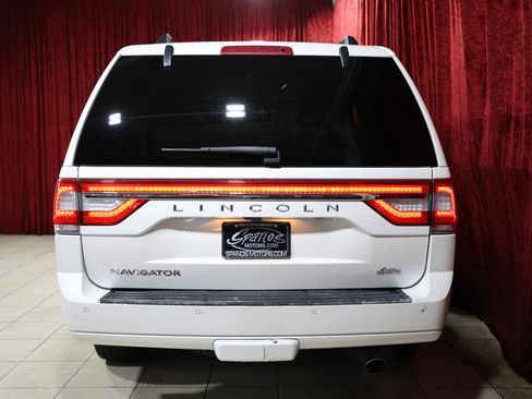 Used 2017 Lincoln Navigator Select image 10