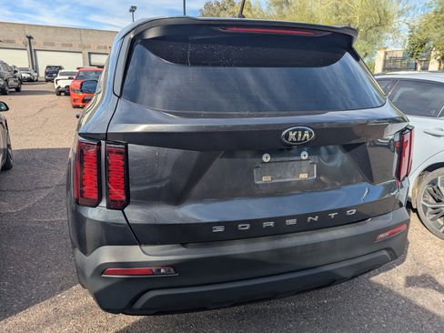 Used 2021 Kia Sorento LX image 4