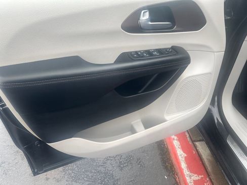 Used 2018 Chrysler Pacifica L FWD image 10