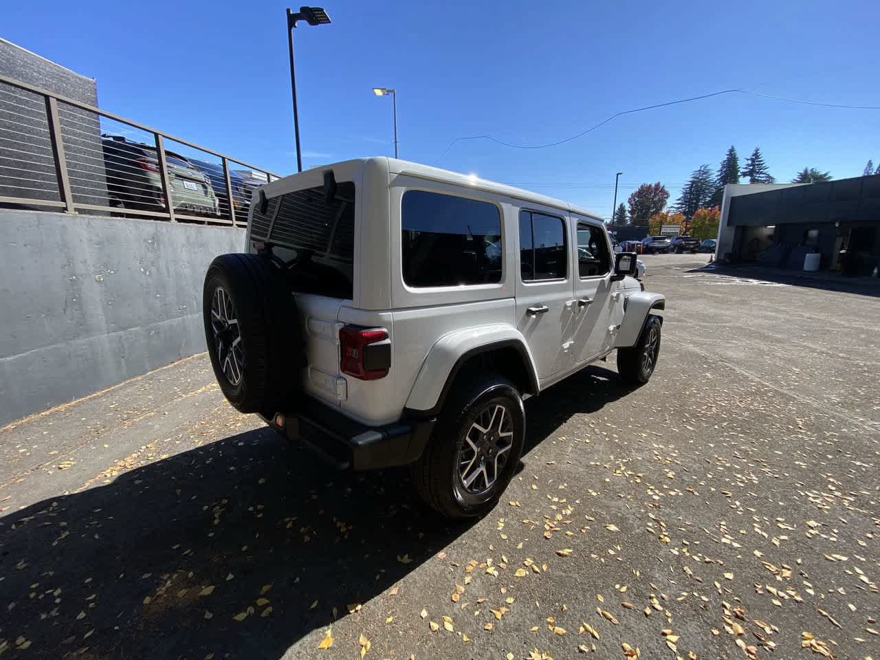 Used 2025 Jeep Wrangler Unlimited Sahara AWD/4WD image 6