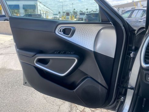 Used 2025 Kia Soul LX w/ LX Technology Package image 18