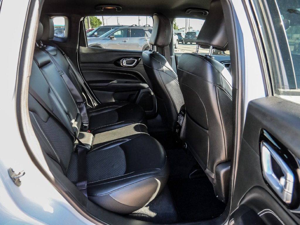 Used 2024 Jeep Compass Latitude w/ Convenience Group AWD/4WD image 18