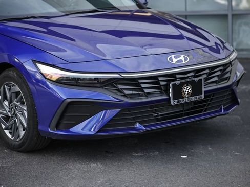 Used 2024 Hyundai Elantra SEL FWD image 2