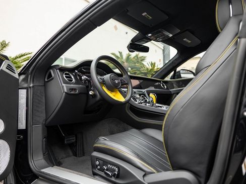 Used 2024 Bentley Continental GT image 2