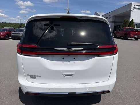 Used 2025 Chrysler Pacifica Select FWD image 7