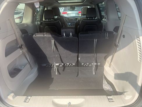 Used 2023 Chrysler Pacifica Limited image 6