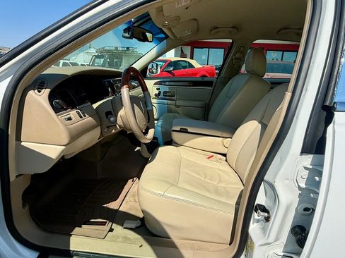 Used 2010 Lincoln Town Car Signature Limited RWD image 9
