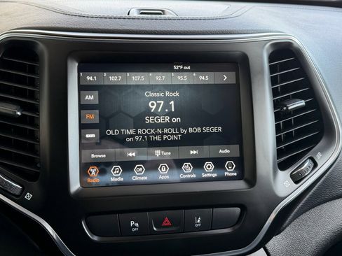 Used 2021 Jeep Cherokee Latitude Lux w/ Comfort/Convenience Group image 10