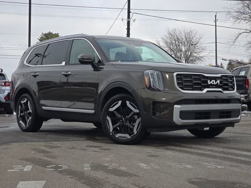 Used 2024 Kia Telluride S w/ S Sunroof Package image 2