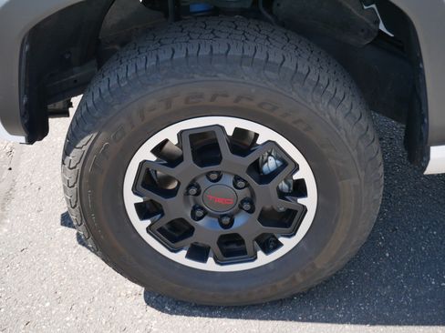 Certified 2024 Toyota Tacoma TRD Off-Road AWD/4WD image 15