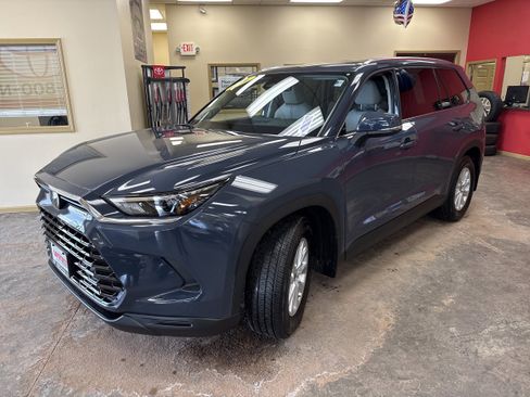 Used 2026 Toyota Grand Highlander XLE image 3