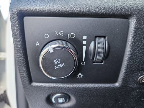 Used 2019 Jeep Grand Cherokee Laredo image 16